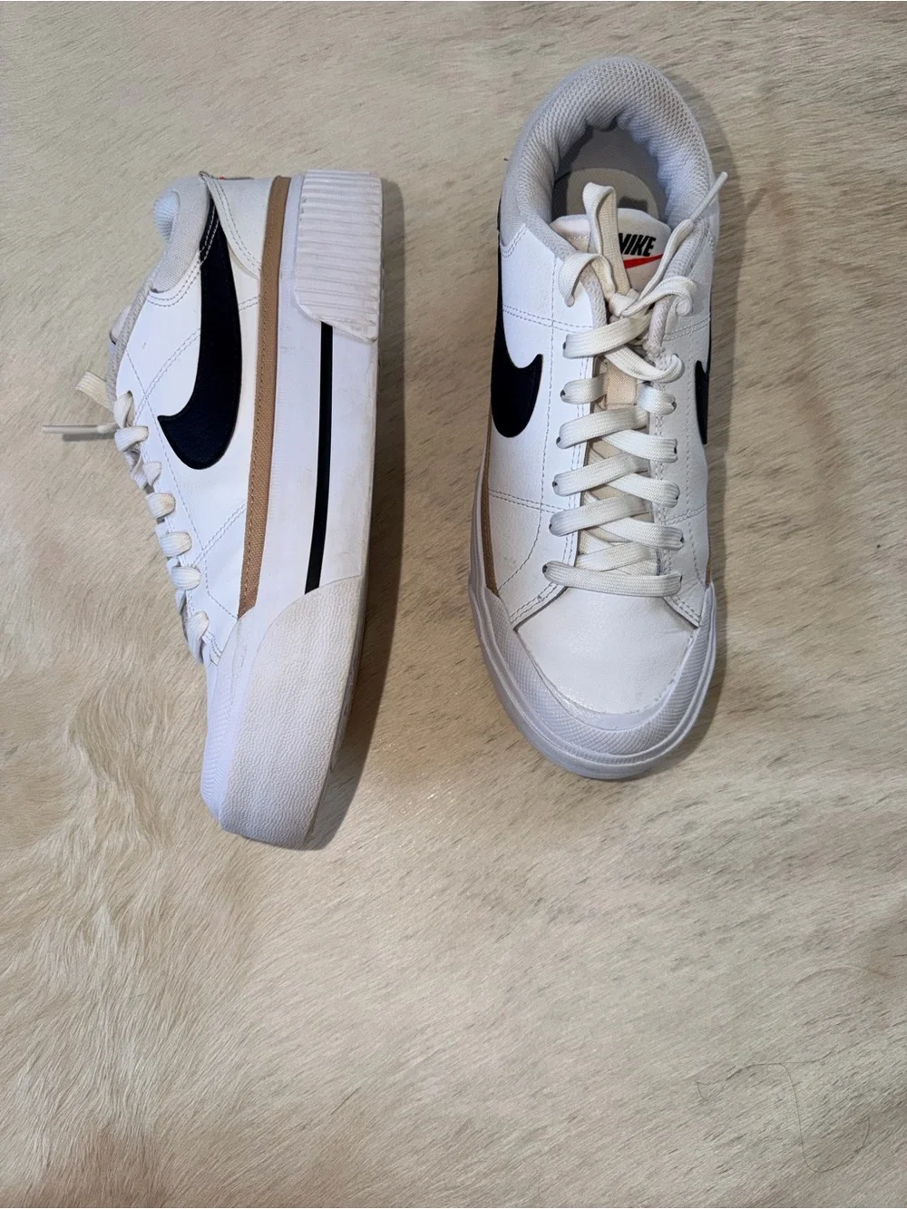 Nike WomWhite and Black Casual Leather Sneakers